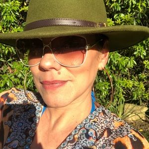 Meet your Posher, Romi